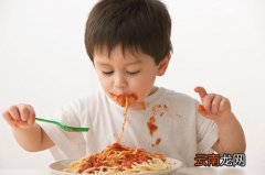 宝宝吃饭喜欢含着，父母应该怎么应对