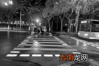 形成视觉冲击，“智能发光斑马线”在多地应用