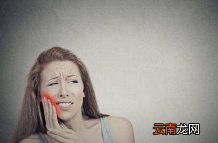 牙周病引起的原因和3个症状