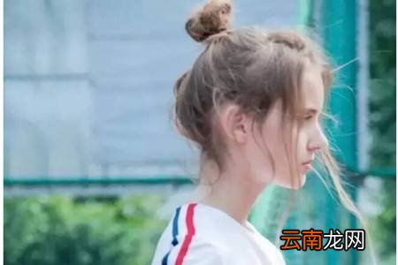 高丸子头简单快速的扎法，这三个小诀窍让你的丸子头更时尚