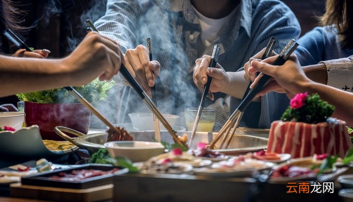 梦见和好多人一起吃饭是什么意思
