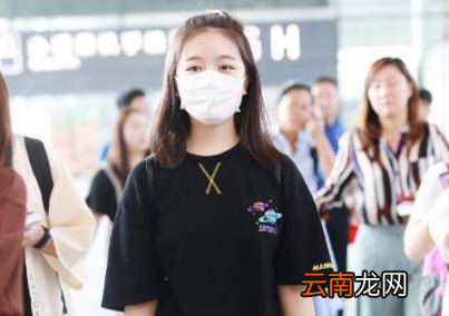 19岁的李兰迪穿着低调，虽不惊艳却让人喜欢