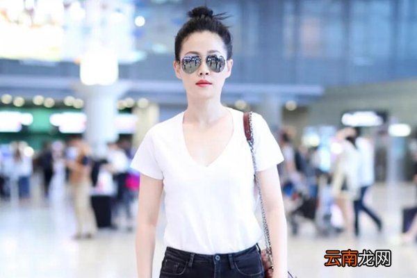 心机V领上身，露而不俗的高级时髦