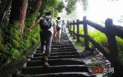 去爬山要做哪些准备